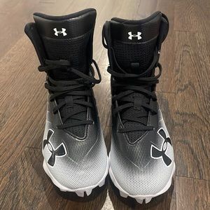 Under Armour size youth 4 black and white football cleats.